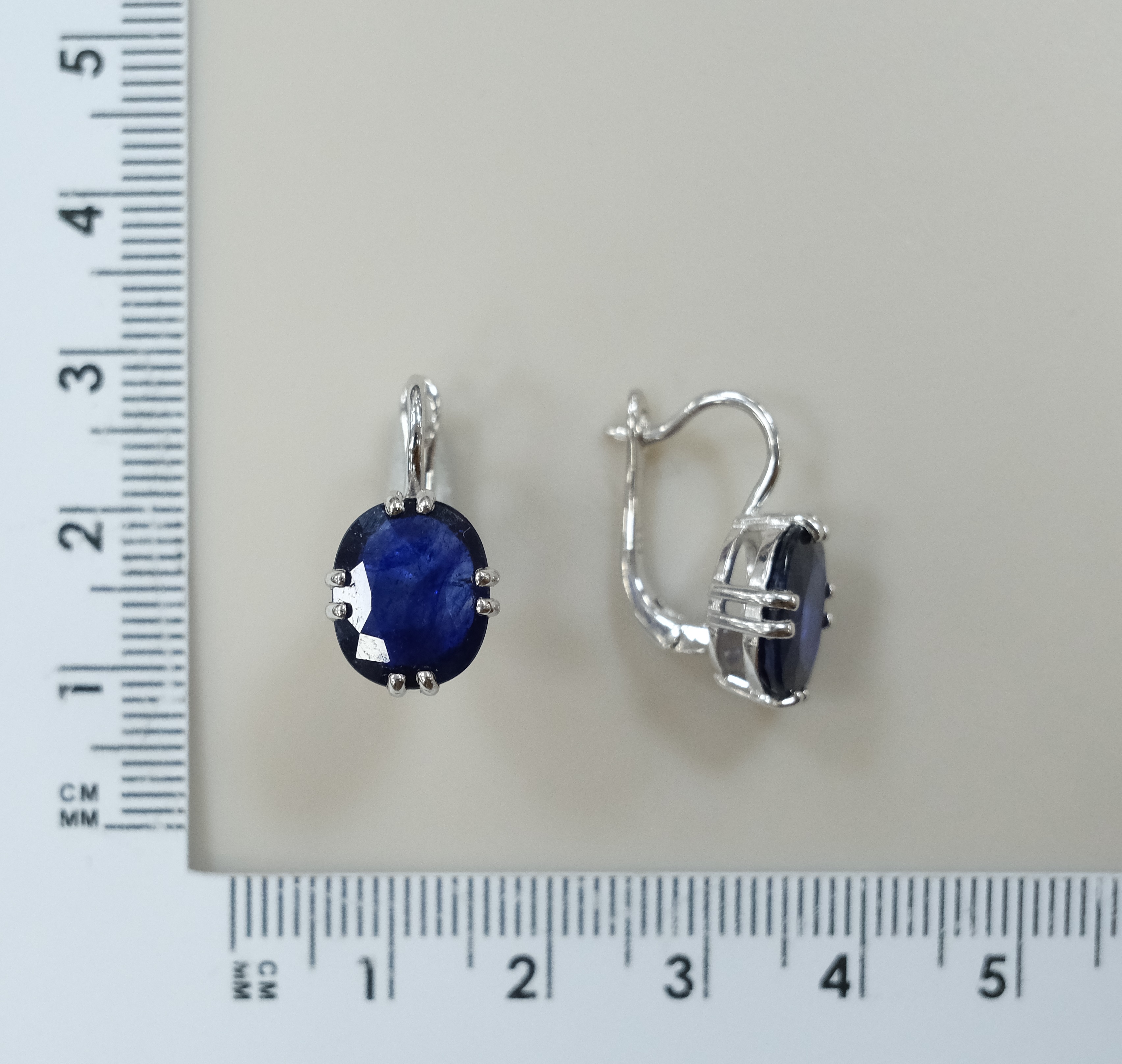 Серебряные серьги с сапфирами